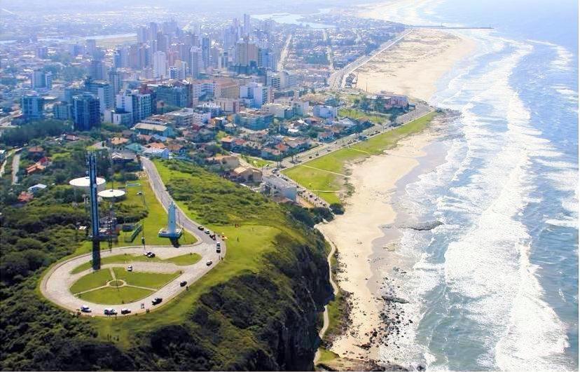 Casa De 2 Quartos Com 2 Ares-Condicionados Em Torres-Rs - Na Mais Bela Praia Gaucha - Cozinha - Banheiro - Tv Smart 32 E Wi-Fi - Estacionamento - Anfitria Superhost No Bnb Villa Kültér fotó