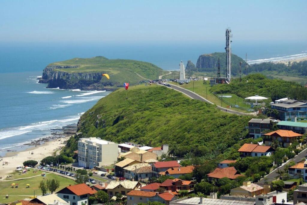 Casa De 2 Quartos Com 2 Ares-Condicionados Em Torres-Rs - Na Mais Bela Praia Gaucha - Cozinha - Banheiro - Tv Smart 32 E Wi-Fi - Estacionamento - Anfitria Superhost No Bnb Villa Kültér fotó